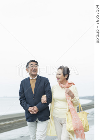 シニア夫婦と海 シニア夫婦と海 36055104