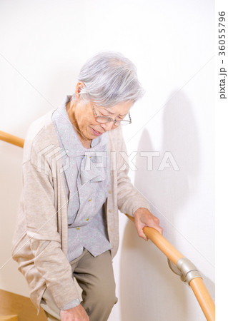 階段を下るシニア女性 高齢者 老人 階段を下るシニア女性 高齢者 老人 36055796