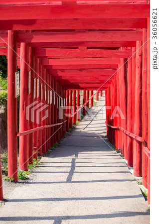 元乃隅稲成神社 -100メートル以上に渡り並ぶ123基の朱の鳥居- 36056621