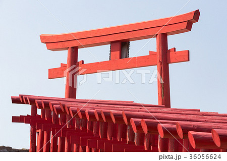 元乃隅稲成神社 -100メートル以上に渡り並ぶ123基の朱の鳥居- 36056624