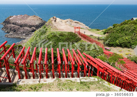 元乃隅稲成神社 -100メートル以上に渡り並ぶ123基の朱の鳥居- 36056635