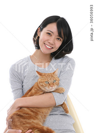 猫と女性の写真素材