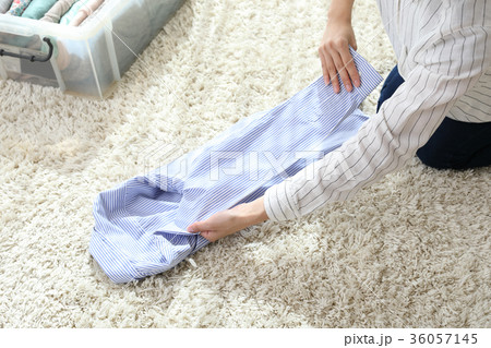 洋服をたたむ 36057145