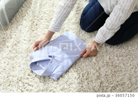 洋服をたたむ 洋服をたたむ 36057150