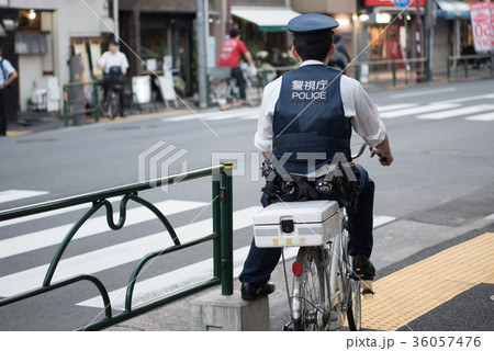 自転車に乗った警察官 36057476