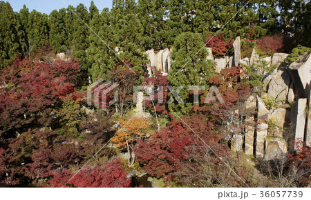巨石群ある紅葉 巨石群ある紅葉 36057739