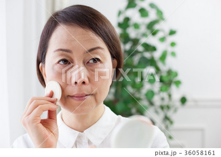 女性　化粧直し 36058161