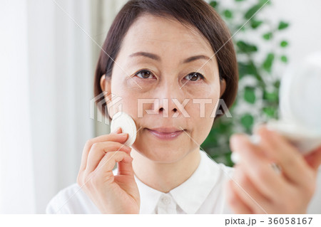 女性　化粧直し 36058167