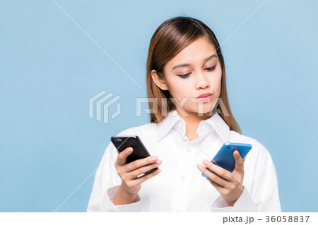 スマホを見比べる女性 36058837