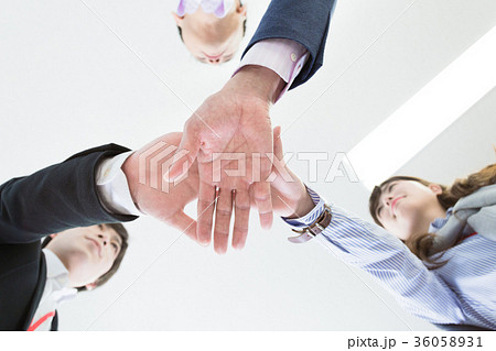ビジネス　手を組む 36058931