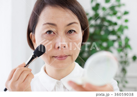 女性　化粧直し 36059038
