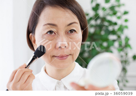 女性　化粧直し 36059039