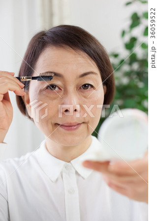 女性　化粧直し 36059522