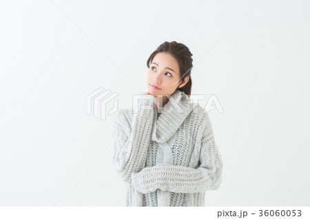 20代女性（秋冬　白背景） 36060053