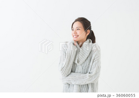 20代女性（秋冬　白背景） 36060055