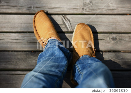 靴 ジーンズ 木の床 36061350
