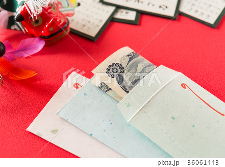お年玉 正しい折り方 ポチ袋 お正月 新春 お年玉の用意 お年玉を渡すの写真素材