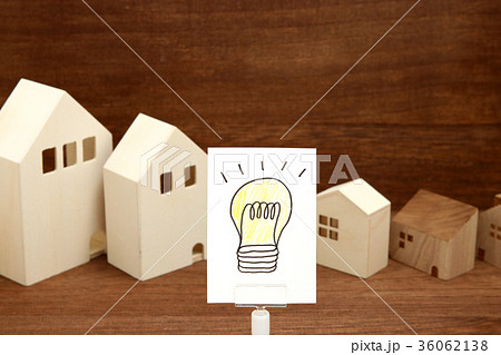 電球の手書きイラストと家 36062138