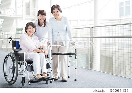 介護　シニア　女性　病院　リハビリ　ヘルパー　介護士 36062435