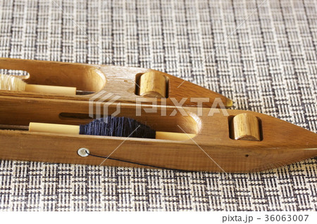 機織り機の上の手織布と杼（ひ） 36063007