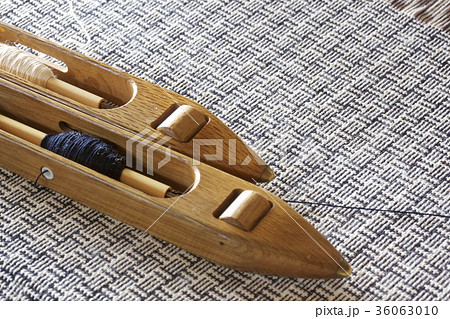 機織り機の上の手織布と杼（ひ） 36063010