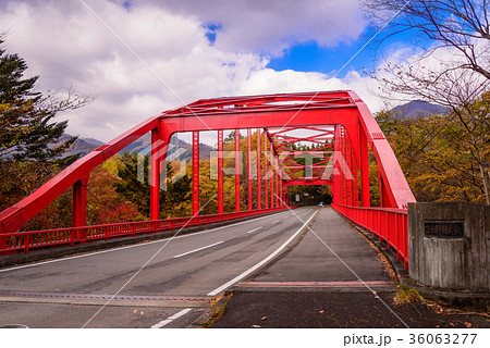 群馬県猿ヶ京温泉付近の赤い橋 富士新田大橋の写真素材