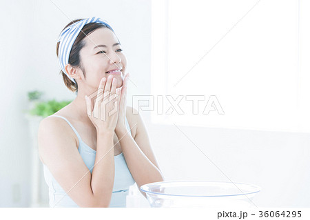 洗顔 クレンジング ビューティー 女性 スキンケア ビューティ 若い女性 美容 洗顔 クレンジング ビューティー 女性 スキンケア ビューティ 若い女性 美容 36064295