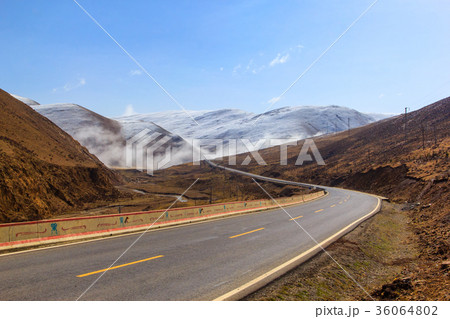 Beautiful winter road in Sichuan, China  36064802