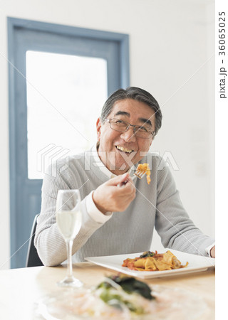 シニア夫婦と海 シニア夫婦と海 36065025