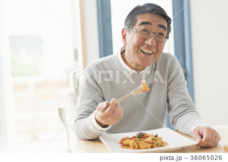 シニア夫婦と海 36065026