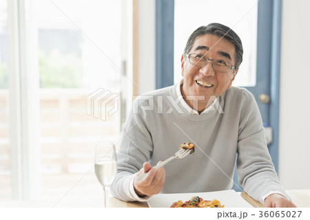 シニア夫婦と海 シニア夫婦と海 36065027