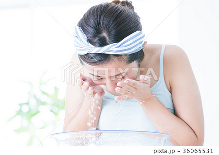 洗顔 クレンジング ビューティー 女性 スキンケア ビューティ 若い女性 美容 洗顔 クレンジング ビューティー 女性 スキンケア ビューティ 若い女性 美容 36065531