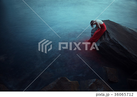 Lonely woman near the sea Lonely woman near the sea 36065712