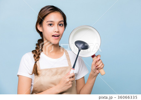 鍋を持つ女性 36066335