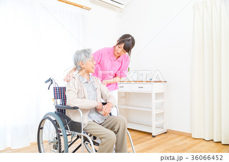 介護イメージ　移乗　介助シーン　お話を聞く　老人　風邪　病気 36066452