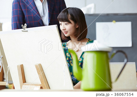絵を描く若者とシニア 36067554