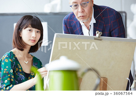 絵を描く若者とシニア 絵を描く若者とシニア 36067564