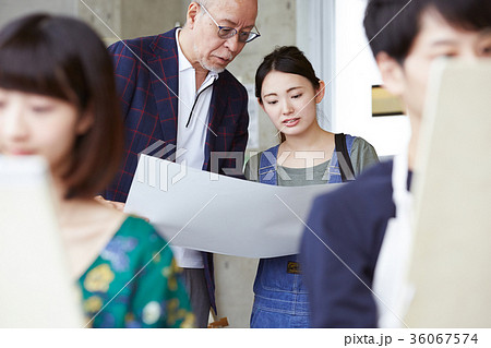 絵を描く若者とシニア 36067574