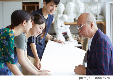 絵を描く若者とシニア 36067576