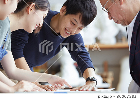 絵を描く若者とシニア 絵を描く若者とシニア 36067583