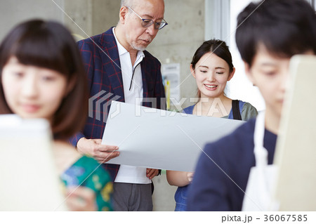 絵を描く若者とシニア 絵を描く若者とシニア 36067585