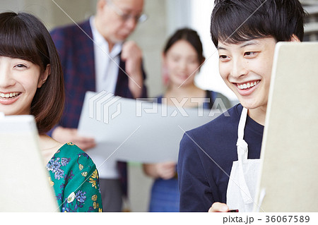 絵を描く若者 絵を描く若者 36067589