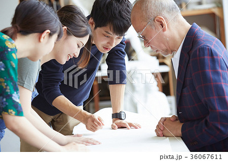 絵を描く若者とシニア 36067611