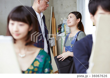 絵を描く若者とシニア 36067626