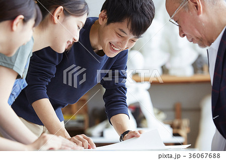 絵を描く若者とシニア 36067688