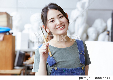 絵を描く女性 絵を描く女性 36067734