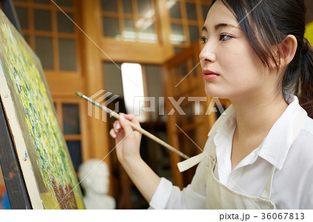 絵を描く女性 36067813