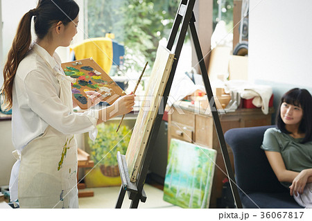 絵を描く若者とモデル 36067817