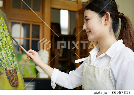 絵を描く女性 36067818