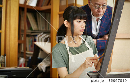 絵を描く若者とシニア 36067819